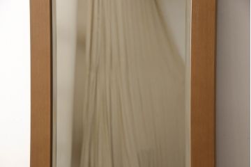 ワードローブを姿見とリビングボードにリメイク!左扉の鏡は背面に壁掛け用の金具とチェーンを取り付け、姿見に。本体は高さと奥行を詰め、左に引き出し・右に棚板を設置。脚付きリビングボードに。2点とも元の色味をベースに、着色して仕上げ。