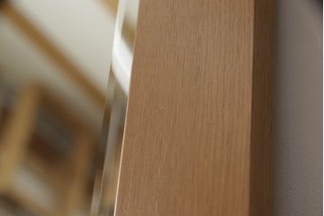 ワードローブを姿見とリビングボードにリメイク!左扉の鏡は背面に壁掛け用の金具とチェーンを取り付け、姿見に。本体は高さと奥行を詰め、左に引き出し・右に棚板を設置。脚付きリビングボードに。2点とも元の色味をベースに、着色して仕上げ。