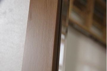 ワードローブを姿見とリビングボードにリメイク!左扉の鏡は背面に壁掛け用の金具とチェーンを取り付け、姿見に。本体は高さと奥行を詰め、左に引き出し・右に棚板を設置。脚付きリビングボードに。2点とも元の色味をベースに、着色して仕上げ。