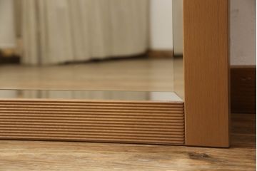 ワードローブを姿見とリビングボードにリメイク!左扉の鏡は背面に壁掛け用の金具とチェーンを取り付け、姿見に。本体は高さと奥行を詰め、左に引き出し・右に棚板を設置。脚付きリビングボードに。2点とも元の色味をベースに、着色して仕上げ。