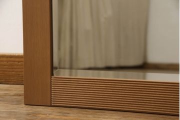 ワードローブを姿見とリビングボードにリメイク!左扉の鏡は背面に壁掛け用の金具とチェーンを取り付け、姿見に。本体は高さと奥行を詰め、左に引き出し・右に棚板を設置。脚付きリビングボードに。2点とも元の色味をベースに、着色して仕上げ。