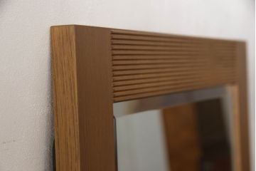 ワードローブを姿見とリビングボードにリメイク!左扉の鏡は背面に壁掛け用の金具とチェーンを取り付け、姿見に。本体は高さと奥行を詰め、左に引き出し・右に棚板を設置。脚付きリビングボードに。2点とも元の色味をベースに、着色して仕上げ。