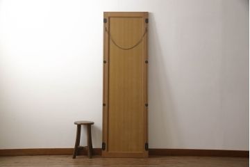 ワードローブを姿見とリビングボードにリメイク!左扉の鏡は背面に壁掛け用の金具とチェーンを取り付け、姿見に。本体は高さと奥行を詰め、左に引き出し・右に棚板を設置。脚付きリビングボードに。2点とも元の色味をベースに、着色して仕上げ。