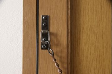 ワードローブを姿見とリビングボードにリメイク!左扉の鏡は背面に壁掛け用の金具とチェーンを取り付け、姿見に。本体は高さと奥行を詰め、左に引き出し・右に棚板を設置。脚付きリビングボードに。2点とも元の色味をベースに、着色して仕上げ。