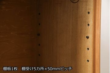 ワードローブを姿見とリビングボードにリメイク!左扉の鏡は背面に壁掛け用の金具とチェーンを取り付け、姿見に。本体は高さと奥行を詰め、左に引き出し・右に棚板を設置。脚付きリビングボードに。2点とも元の色味をベースに、着色して仕上げ。