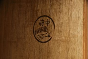 ワードローブを姿見とリビングボードにリメイク!左扉の鏡は背面に壁掛け用の金具とチェーンを取り付け、姿見に。本体は高さと奥行を詰め、左に引き出し・右に棚板を設置。脚付きリビングボードに。2点とも元の色味をベースに、着色して仕上げ。