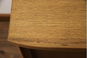 ワードローブを姿見とリビングボードにリメイク!左扉の鏡は背面に壁掛け用の金具とチェーンを取り付け、姿見に。本体は高さと奥行を詰め、左に引き出し・右に棚板を設置。脚付きリビングボードに。2点とも元の色味をベースに、着色して仕上げ。