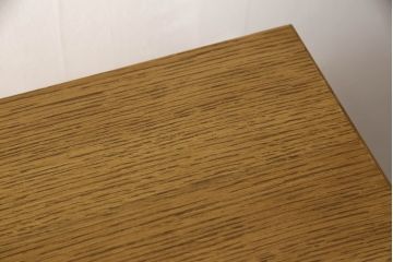 ワードローブを姿見とリビングボードにリメイク!左扉の鏡は背面に壁掛け用の金具とチェーンを取り付け、姿見に。本体は高さと奥行を詰め、左に引き出し・右に棚板を設置。脚付きリビングボードに。2点とも元の色味をベースに、着色して仕上げ。