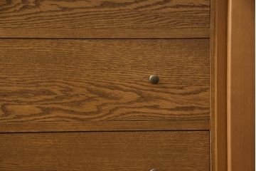 ワードローブを姿見とリビングボードにリメイク!左扉の鏡は背面に壁掛け用の金具とチェーンを取り付け、姿見に。本体は高さと奥行を詰め、左に引き出し・右に棚板を設置。脚付きリビングボードに。2点とも元の色味をベースに、着色して仕上げ。