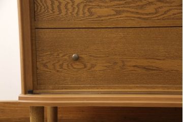 ワードローブを姿見とリビングボードにリメイク!左扉の鏡は背面に壁掛け用の金具とチェーンを取り付け、姿見に。本体は高さと奥行を詰め、左に引き出し・右に棚板を設置。脚付きリビングボードに。2点とも元の色味をベースに、着色して仕上げ。