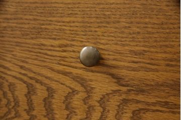 ワードローブを姿見とリビングボードにリメイク!左扉の鏡は背面に壁掛け用の金具とチェーンを取り付け、姿見に。本体は高さと奥行を詰め、左に引き出し・右に棚板を設置。脚付きリビングボードに。2点とも元の色味をベースに、着色して仕上げ。