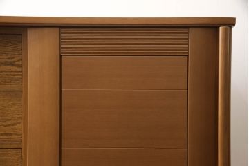 ワードローブを姿見とリビングボードにリメイク!左扉の鏡は背面に壁掛け用の金具とチェーンを取り付け、姿見に。本体は高さと奥行を詰め、左に引き出し・右に棚板を設置。脚付きリビングボードに。2点とも元の色味をベースに、着色して仕上げ。