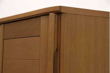 ワードローブを姿見とリビングボードにリメイク!左扉の鏡は背面に壁掛け用の金具とチェーンを取り付け、姿見に。本体は高さと奥行を詰め、左に引き出し・右に棚板を設置。脚付きリビングボードに。2点とも元の色味をベースに、着色して仕上げ。