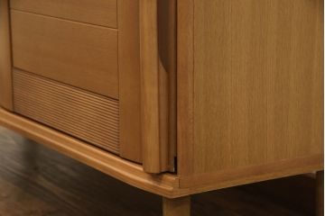 ワードローブを姿見とリビングボードにリメイク!左扉の鏡は背面に壁掛け用の金具とチェーンを取り付け、姿見に。本体は高さと奥行を詰め、左に引き出し・右に棚板を設置。脚付きリビングボードに。2点とも元の色味をベースに、着色して仕上げ。