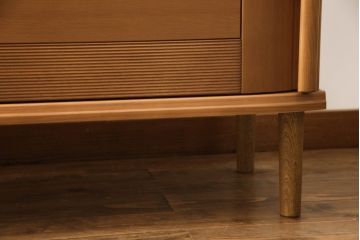 ワードローブを姿見とリビングボードにリメイク!左扉の鏡は背面に壁掛け用の金具とチェーンを取り付け、姿見に。本体は高さと奥行を詰め、左に引き出し・右に棚板を設置。脚付きリビングボードに。2点とも元の色味をベースに、着色して仕上げ。