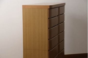 洋タンスをコンパクトにリメイク!最下段の引き出しをカットし、高さと奥行詰め。脚を新たに取り付け、元のお色をベースに着色して仕上げ。