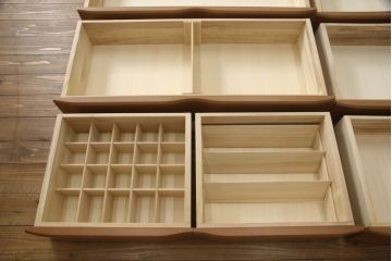 洋タンスをコンパクトにリメイク!最下段の引き出しをカットし、高さと奥行詰め。脚を新たに取り付け、元のお色をベースに着色して仕上げ。