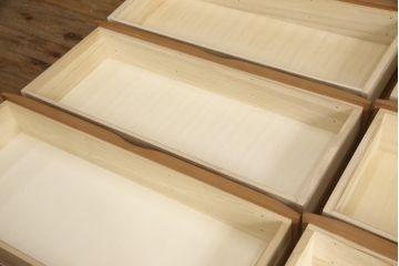 洋タンスをコンパクトにリメイク!最下段の引き出しをカットし、高さと奥行詰め。脚を新たに取り付け、元のお色をベースに着色して仕上げ。