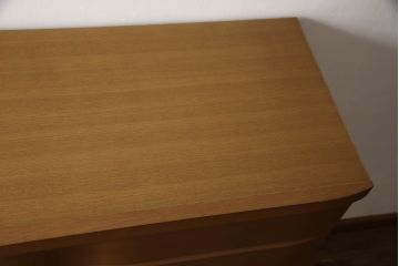 洋タンスをコンパクトにリメイク!最下段の引き出しをカットし、高さと奥行詰め。脚を新たに取り付け、元のお色をベースに着色して仕上げ。