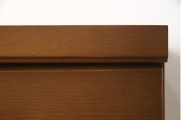 洋タンスをコンパクトにリメイク!最下段の引き出しをカットし、高さと奥行詰め。脚を新たに取り付け、元のお色をベースに着色して仕上げ。