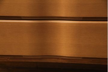 洋タンスをコンパクトにリメイク!最下段の引き出しをカットし、高さと奥行詰め。脚を新たに取り付け、元のお色をベースに着色して仕上げ。
