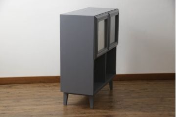タンスをレコードラックへリメイク!引き出し前板にクリアガラスをはめ込み、内側にはレコード1枚分の空間を用意。収納したレコードジャケットが見えるように。木製の足を取り付け、全体をダークグレーでペイント。