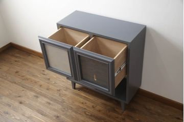 タンスをレコードラックへリメイク!引き出し前板にクリアガラスをはめ込み、内側にはレコード1枚分の空間を用意。収納したレコードジャケットが見えるように。木製の足を取り付け、全体をダークグレーでペイント。