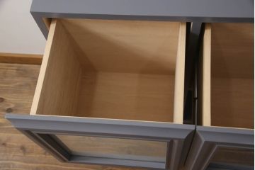 タンスをレコードラックへリメイク!引き出し前板にクリアガラスをはめ込み、内側にはレコード1枚分の空間を用意。収納したレコードジャケットが見えるように。木製の足を取り付け、全体をダークグレーでペイント。