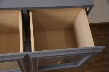 タンスをレコードラックへリメイク!引き出し前板にクリアガラスをはめ込み、内側にはレコード1枚分の空間を用意。収納したレコードジャケットが見えるように。木製の足を取り付け、全体をダークグレーでペイント。