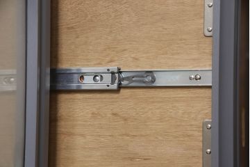タンスをレコードラックへリメイク!引き出し前板にクリアガラスをはめ込み、内側にはレコード1枚分の空間を用意。収納したレコードジャケットが見えるように。木製の足を取り付け、全体をダークグレーでペイント。