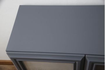 タンスをレコードラックへリメイク!引き出し前板にクリアガラスをはめ込み、内側にはレコード1枚分の空間を用意。収納したレコードジャケットが見えるように。木製の足を取り付け、全体をダークグレーでペイント。