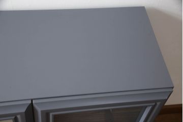 タンスをレコードラックへリメイク!引き出し前板にクリアガラスをはめ込み、内側にはレコード1枚分の空間を用意。収納したレコードジャケットが見えるように。木製の足を取り付け、全体をダークグレーでペイント。