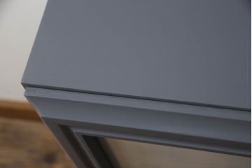 タンスをレコードラックへリメイク!引き出し前板にクリアガラスをはめ込み、内側にはレコード1枚分の空間を用意。収納したレコードジャケットが見えるように。木製の足を取り付け、全体をダークグレーでペイント。