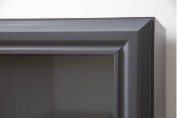 タンスをレコードラックへリメイク!引き出し前板にクリアガラスをはめ込み、内側にはレコード1枚分の空間を用意。収納したレコードジャケットが見えるように。木製の足を取り付け、全体をダークグレーでペイント。