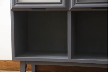 タンスをレコードラックへリメイク!引き出し前板にクリアガラスをはめ込み、内側にはレコード1枚分の空間を用意。収納したレコードジャケットが見えるように。木製の足を取り付け、全体をダークグレーでペイント。