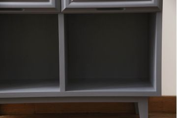 タンスをレコードラックへリメイク!引き出し前板にクリアガラスをはめ込み、内側にはレコード1枚分の空間を用意。収納したレコードジャケットが見えるように。木製の足を取り付け、全体をダークグレーでペイント。