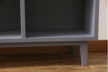 タンスをレコードラックへリメイク!引き出し前板にクリアガラスをはめ込み、内側にはレコード1枚分の空間を用意。収納したレコードジャケットが見えるように。木製の足を取り付け、全体をダークグレーでペイント。