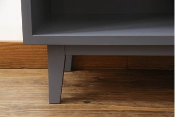 タンスをレコードラックへリメイク!引き出し前板にクリアガラスをはめ込み、内側にはレコード1枚分の空間を用意。収納したレコードジャケットが見えるように。木製の足を取り付け、全体をダークグレーでペイント。