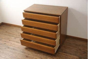 婚礼タンスをチェストにリメイク!新たに取り付けた天板は着色して仕上げ。本体は元の色味をベースに、キズ消しや補色をメインに行い仕上げ。