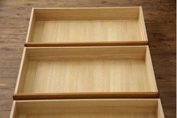 婚礼タンスをチェストにリメイク!新たに取り付けた天板は着色して仕上げ。本体は元の色味をベースに、キズ消しや補色をメインに行い仕上げ。