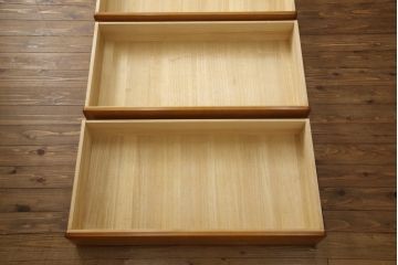 婚礼タンスをチェストにリメイク!新たに取り付けた天板は着色して仕上げ。本体は元の色味をベースに、キズ消しや補色をメインに行い仕上げ。