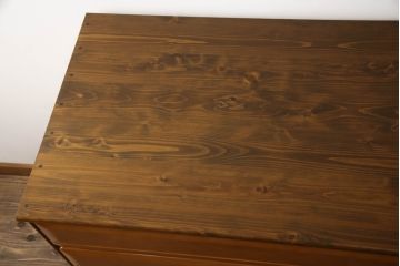 婚礼タンスをチェストにリメイク!新たに取り付けた天板は着色して仕上げ。本体は元の色味をベースに、キズ消しや補色をメインに行い仕上げ。