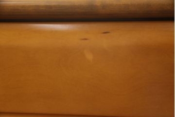 婚礼タンスをチェストにリメイク!新たに取り付けた天板は着色して仕上げ。本体は元の色味をベースに、キズ消しや補色をメインに行い仕上げ。