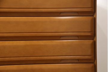 婚礼タンスをチェストにリメイク!新たに取り付けた天板は着色して仕上げ。本体は元の色味をベースに、キズ消しや補色をメインに行い仕上げ。