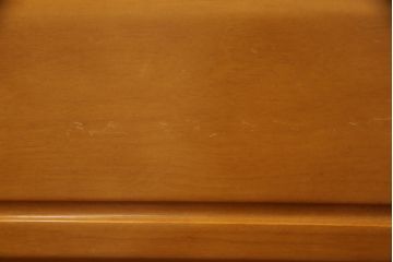 婚礼タンスをチェストにリメイク!新たに取り付けた天板は着色して仕上げ。本体は元の色味をベースに、キズ消しや補色をメインに行い仕上げ。