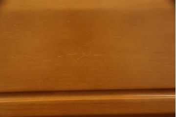 婚礼タンスをチェストにリメイク!新たに取り付けた天板は着色して仕上げ。本体は元の色味をベースに、キズ消しや補色をメインに行い仕上げ。