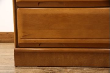 婚礼タンスをチェストにリメイク!新たに取り付けた天板は着色して仕上げ。本体は元の色味をベースに、キズ消しや補色をメインに行い仕上げ。