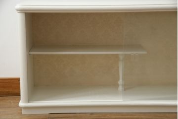 戸棚をペイントリメイク!ご希望サイズに幅を詰め、全体をアンティークホワイトでペイント。