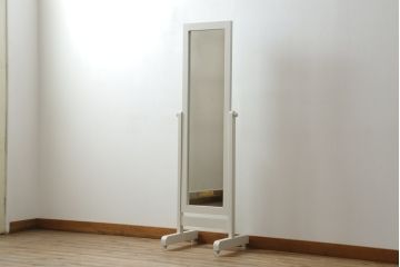 洋服タンスの鏡を姿見にリメイク!角度調整可能な仕様で、キャスターも取り付け。全体をアンティークホワイトでペイント。