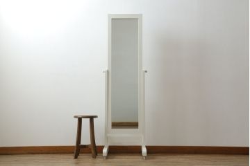 洋服タンスの鏡を姿見にリメイク!角度調整可能な仕様で、キャスターも取り付け。全体をアンティークホワイトでペイント。